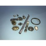 A bag of silver jewellery etc.
