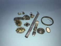 A bag of silver jewellery etc.