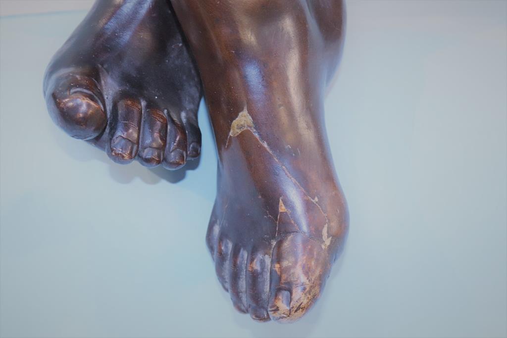 Frederich Goldscheider, a painted terracotta, life size, seated young boy, wearing a cap, hands - Image 5 of 18