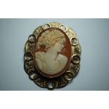 9ct Gold cameo brooch/pendant Weight 14g