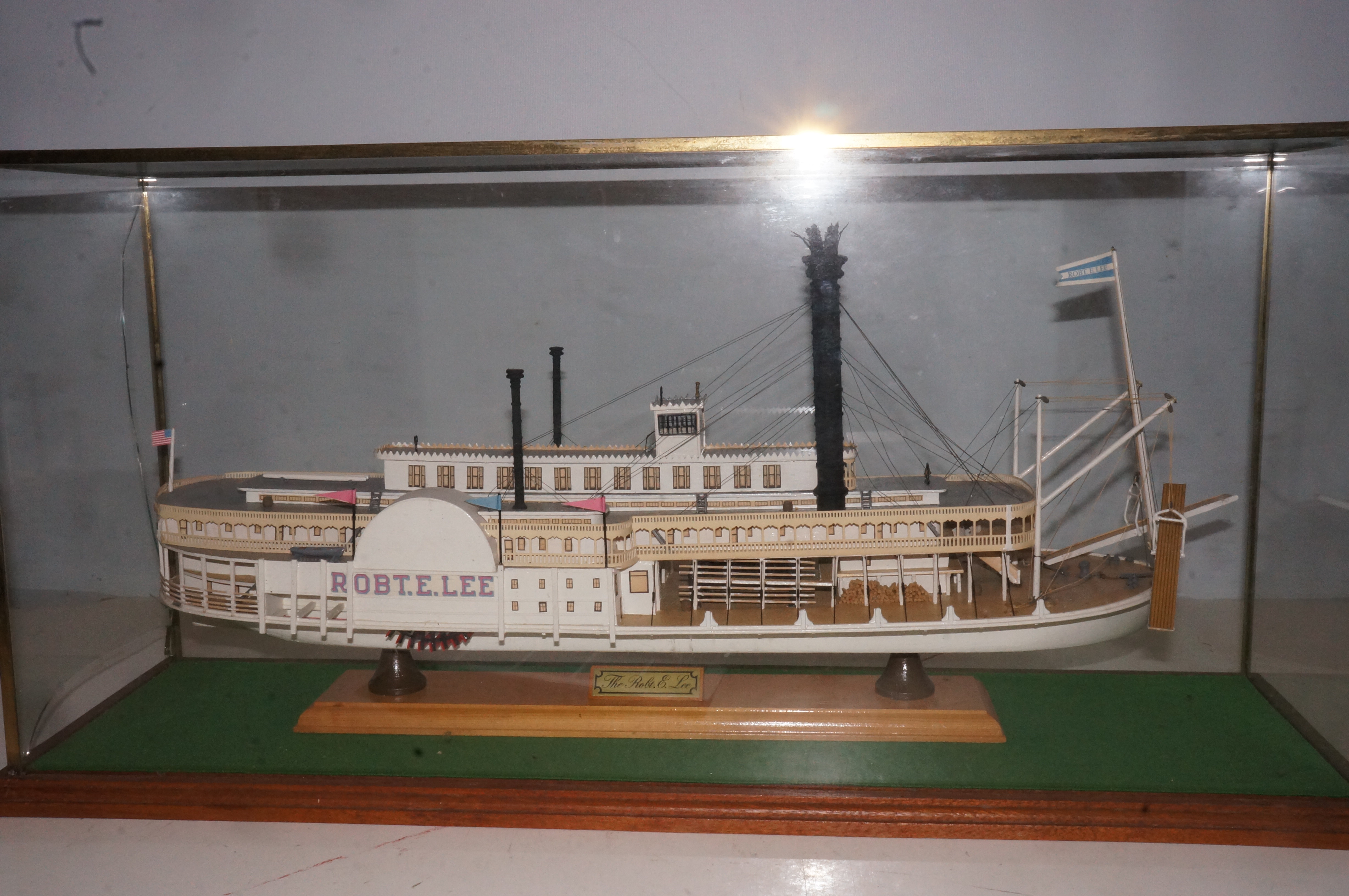Cased scratch built model of a steamer boat - Glass A/F Length of case 70 cm