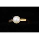 9ct Gold ring set with single pearl Size