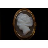 18ct Gold cameo ring. Weight 6.8g Size L