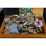 Jewellery box & unsorted contents