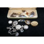 Collection of vintage brooches & others