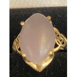 14ct gold ring set with jade stone Weight 3.9 Size