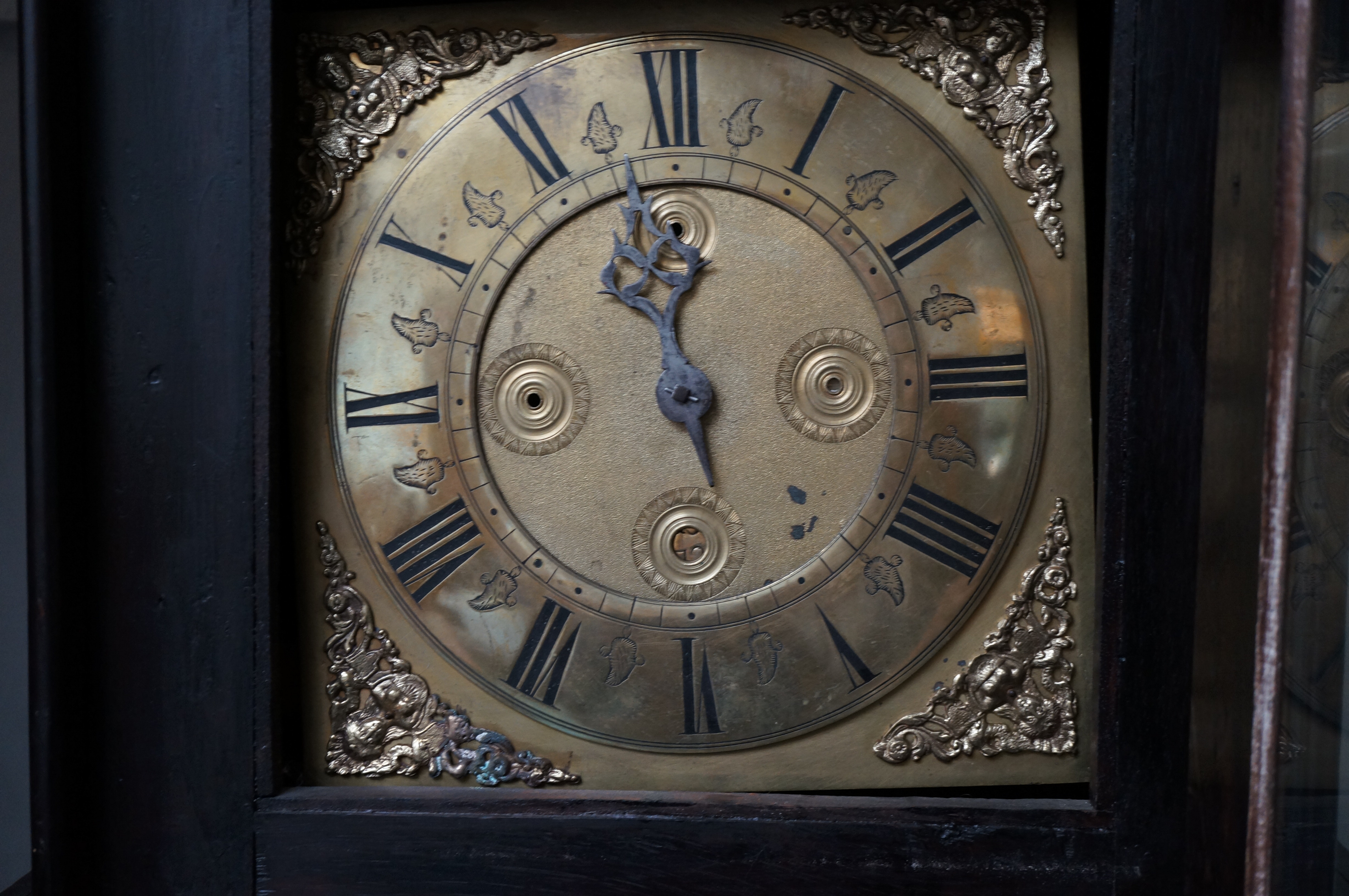 Georgian longcase clock with brass dial & carved d - Bild 2 aus 2