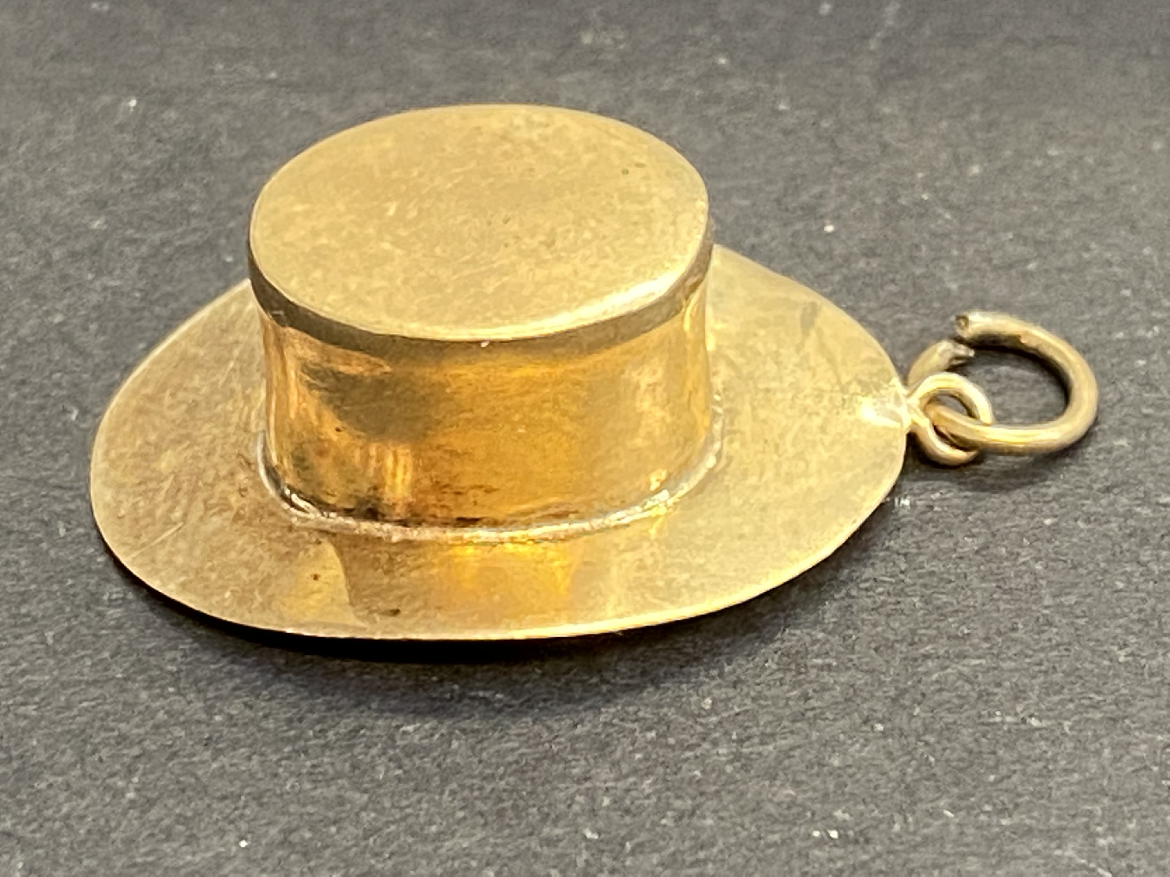 9ct Gold charm/pendant top hat