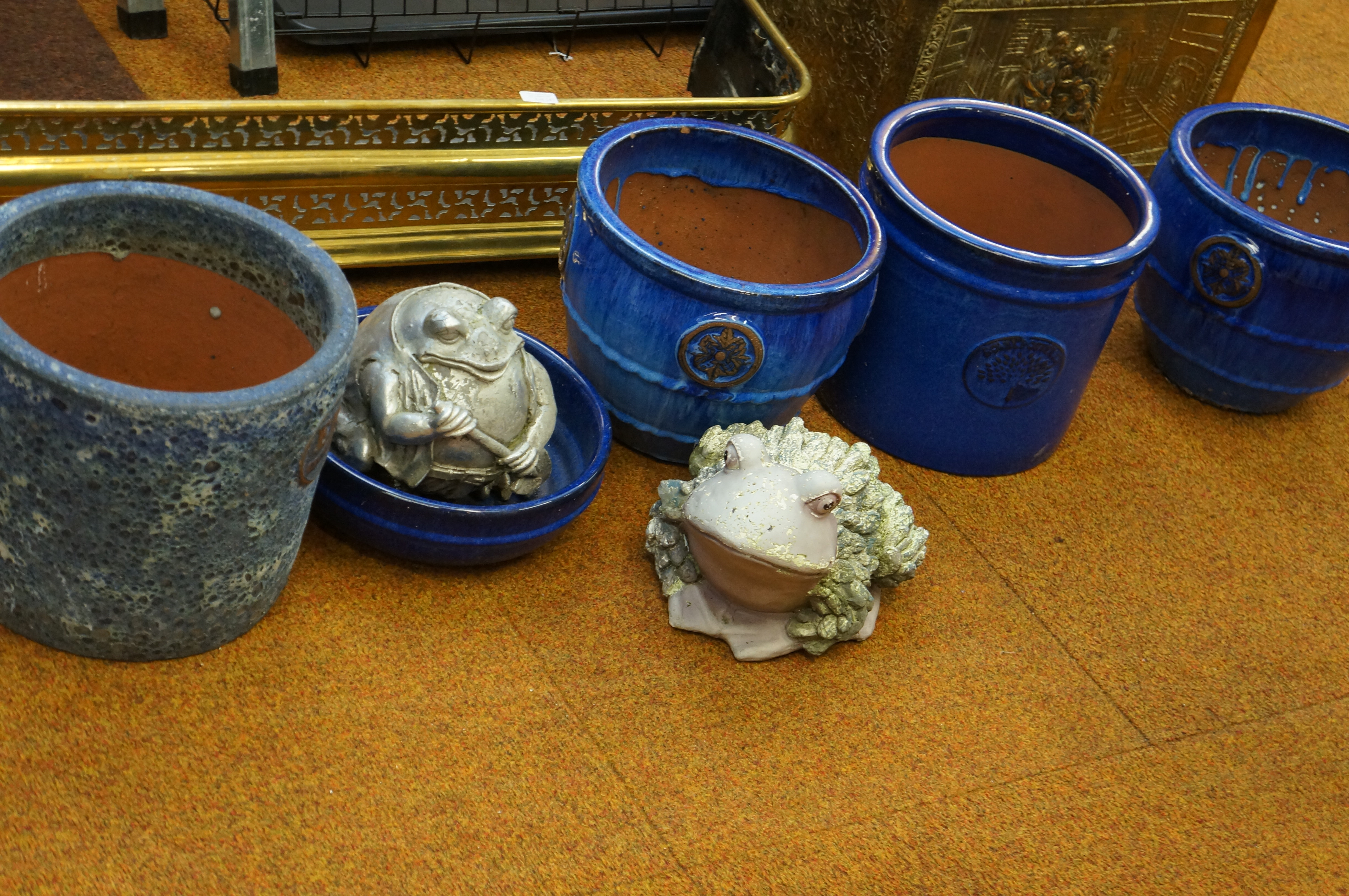 5x garden planters & 2 garden frogs