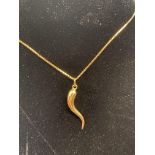 18ct Gold chain & pendant Weight 8.4g