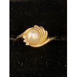 9ct Gold ring set with pearl & diamonds Weight 2.1