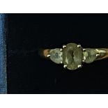 9ct Gold ring set with peridot stone Weight 2g Siz