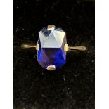 9ct Gold ring set with large dark blue stone Weigh