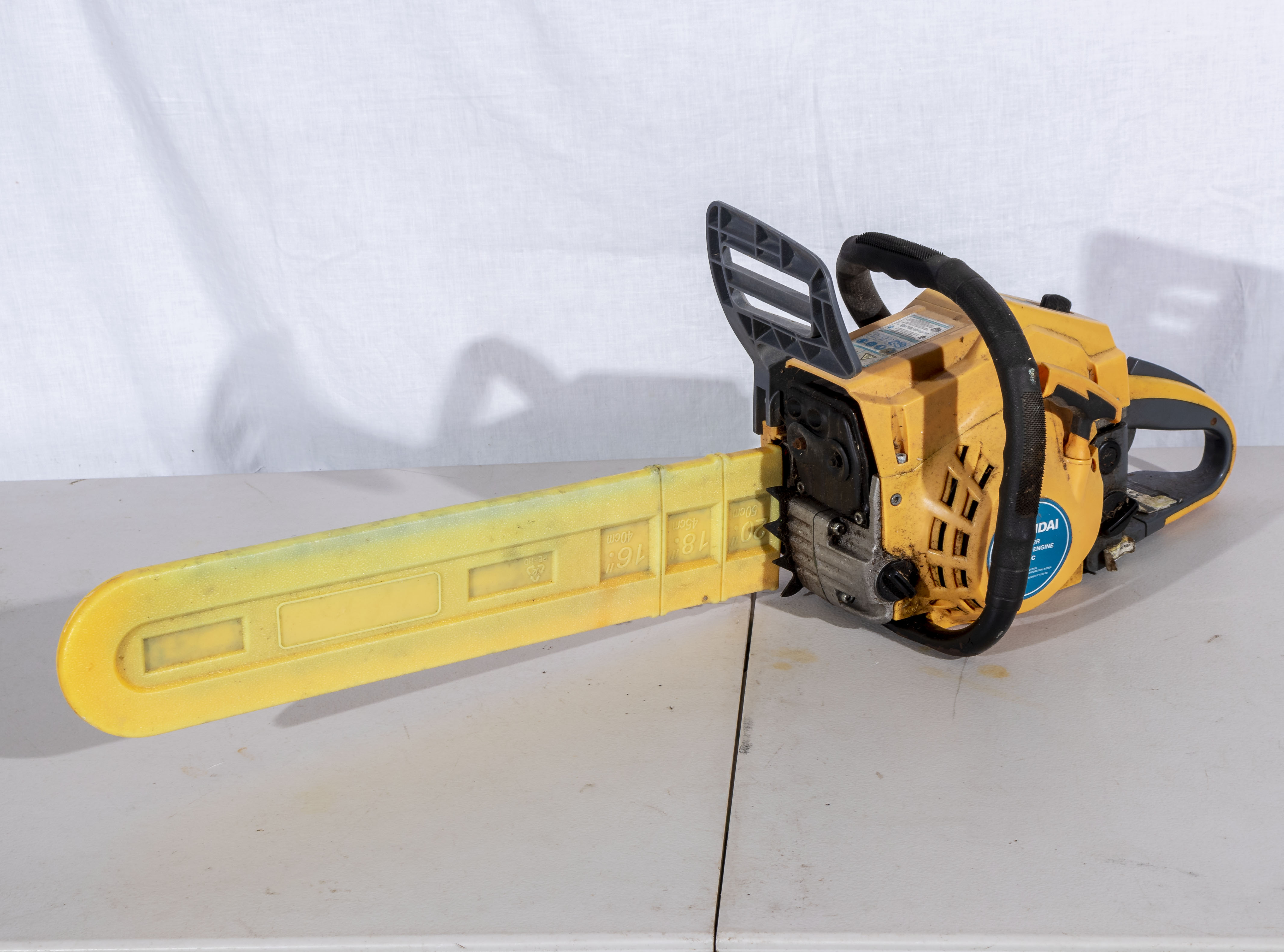 A Hyundai 2 stroke 62cc chain saw IC62-2R - Bild 2 aus 2