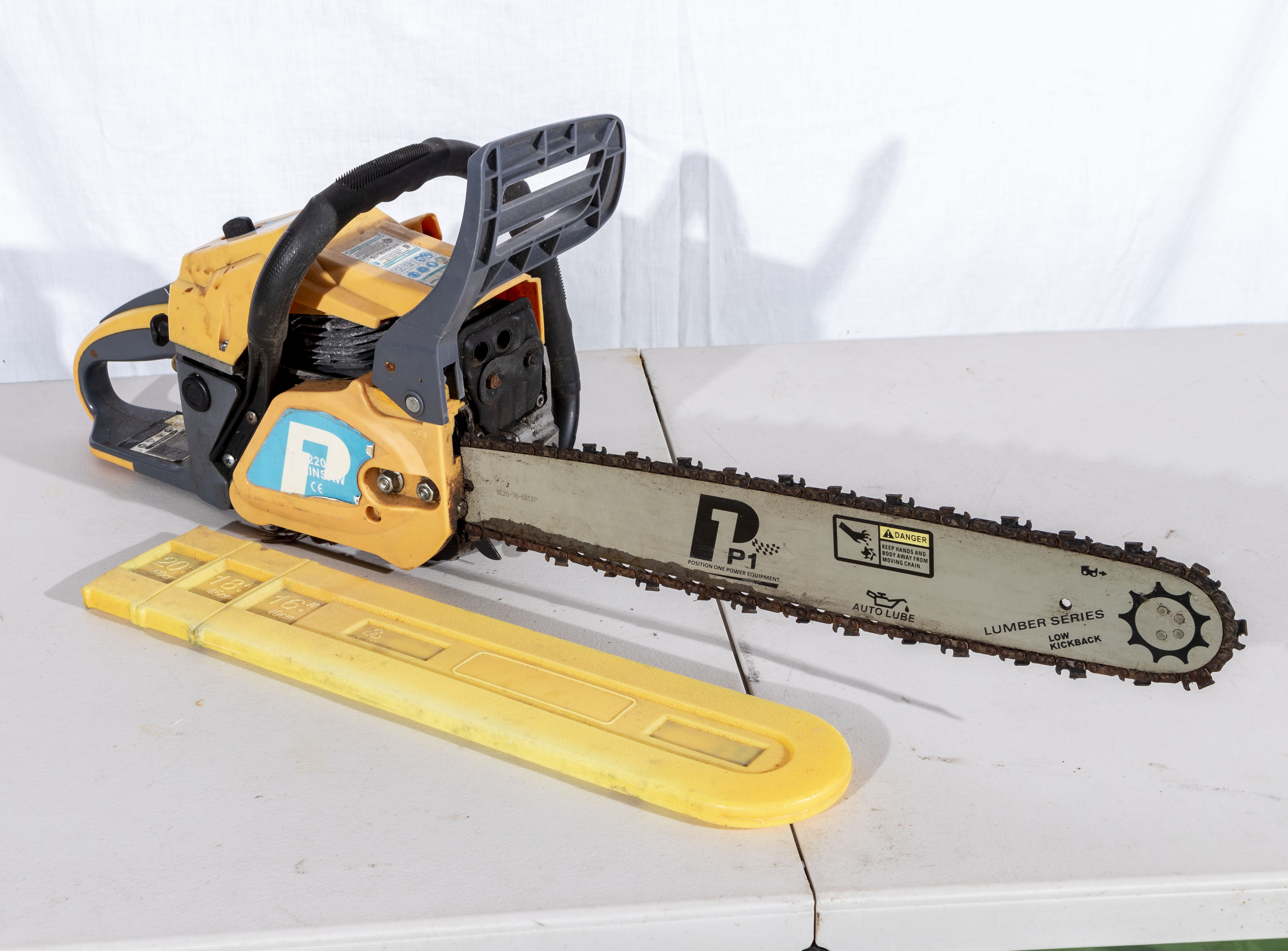 A Hyundai 2 stroke 62cc chain saw IC62-2R