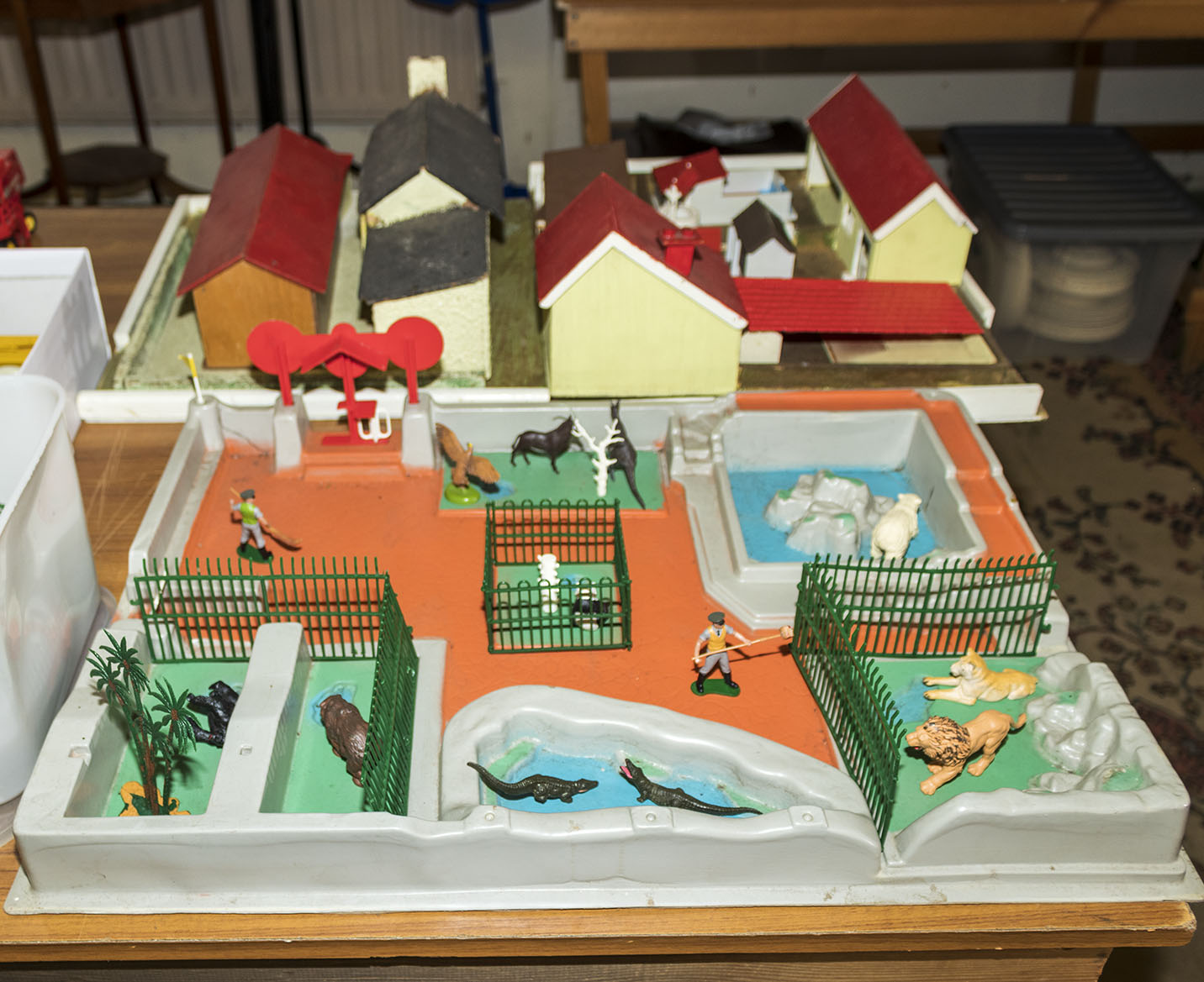 Britains model Zoo, Riding School and Farmyard including bases, buildings, animals and farm - Image 5 of 8