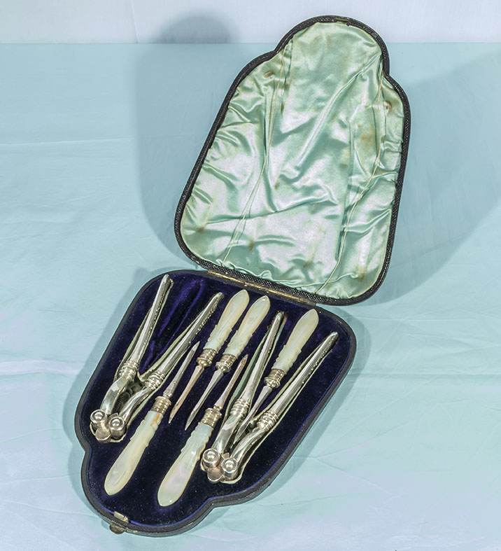 A cased set of lobster claw crackers and picks with MOP handles, one pick missing - Image 2 of 2
