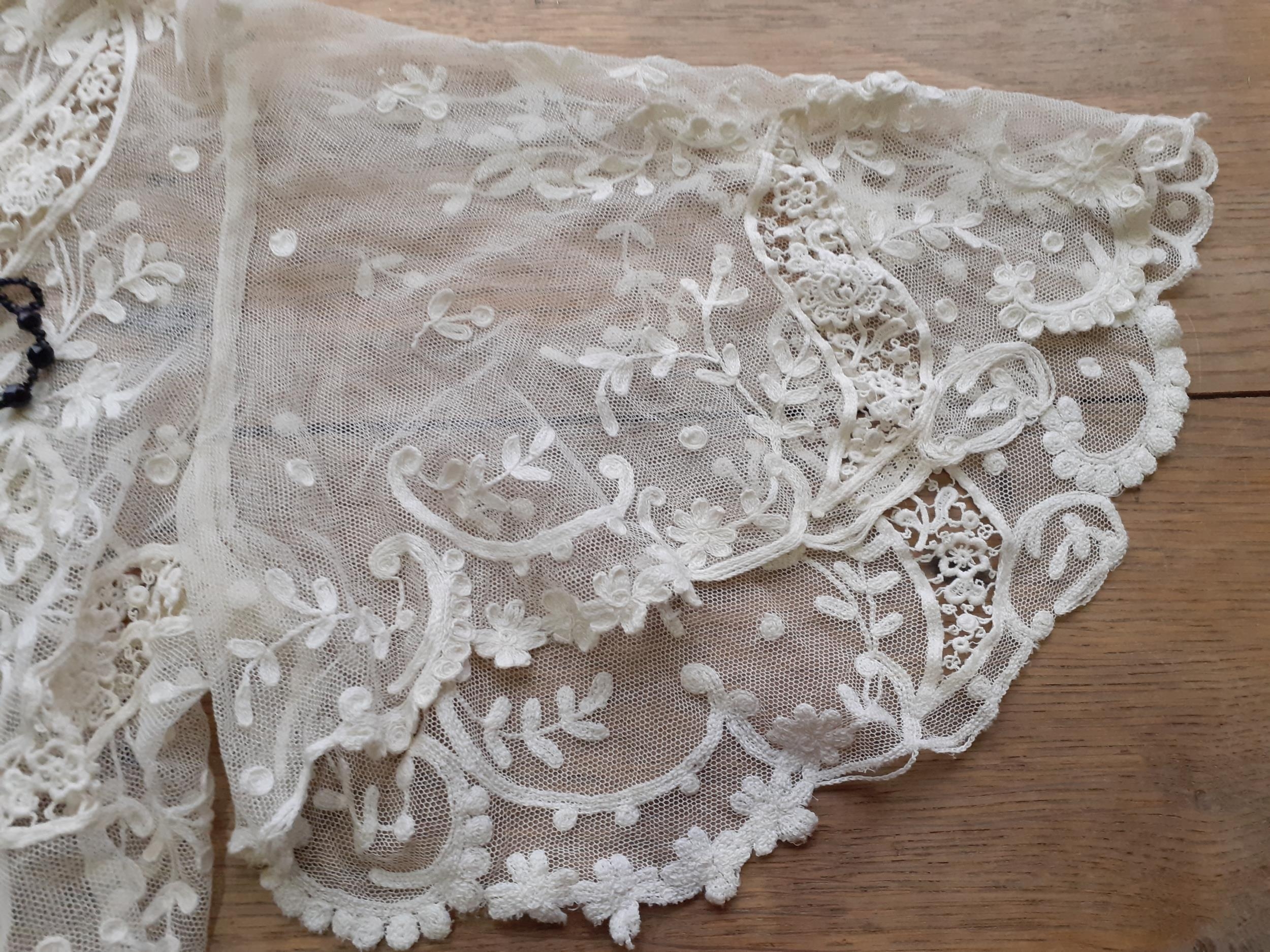 An early 20th Century ladies lace over-garment, 32" chest x14" long, having a machine-made button - Image 3 of 8