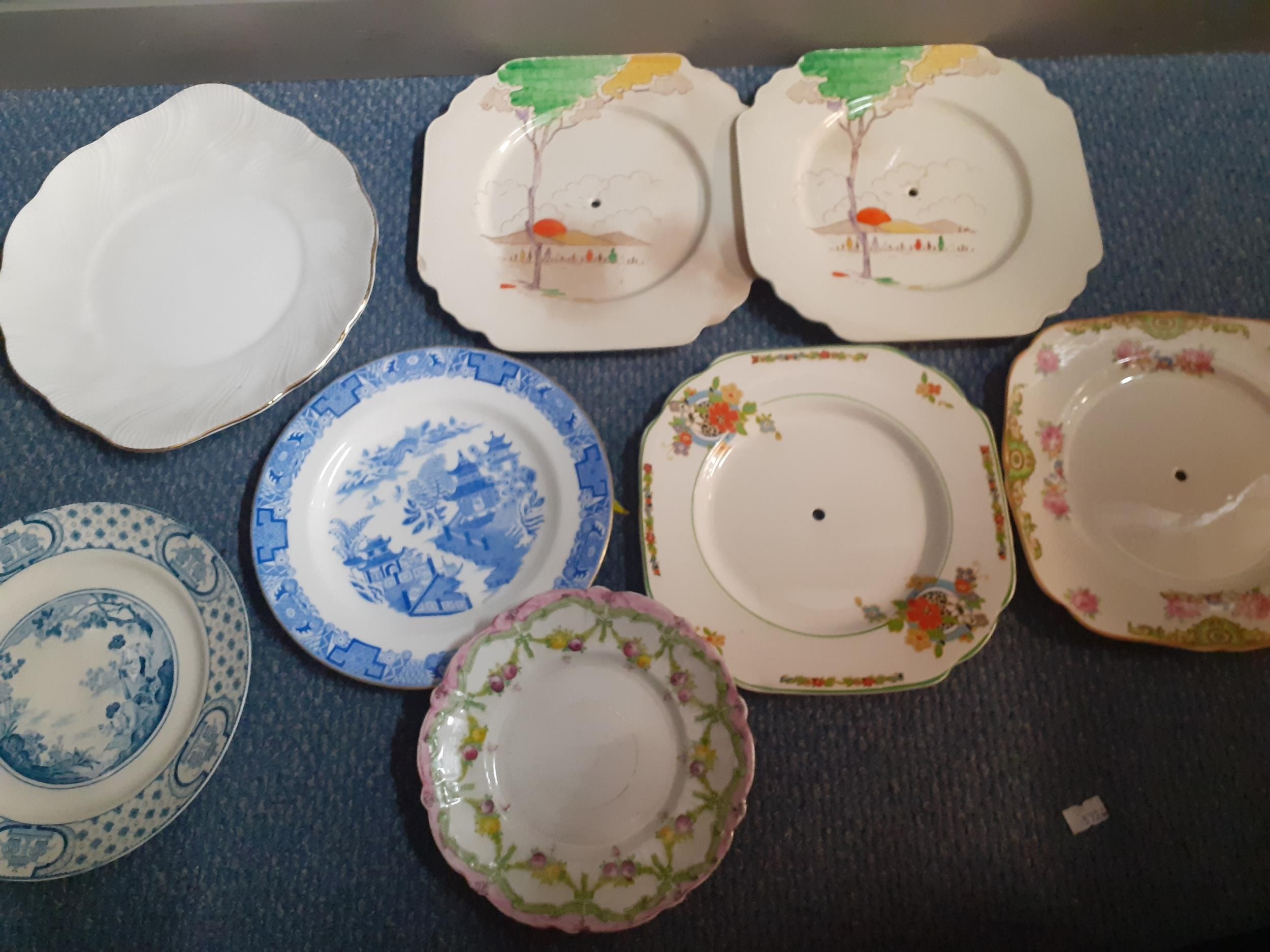 A mixed lot of household china and mixed collectables to include commemorative mugs, domestic - Image 2 of 7