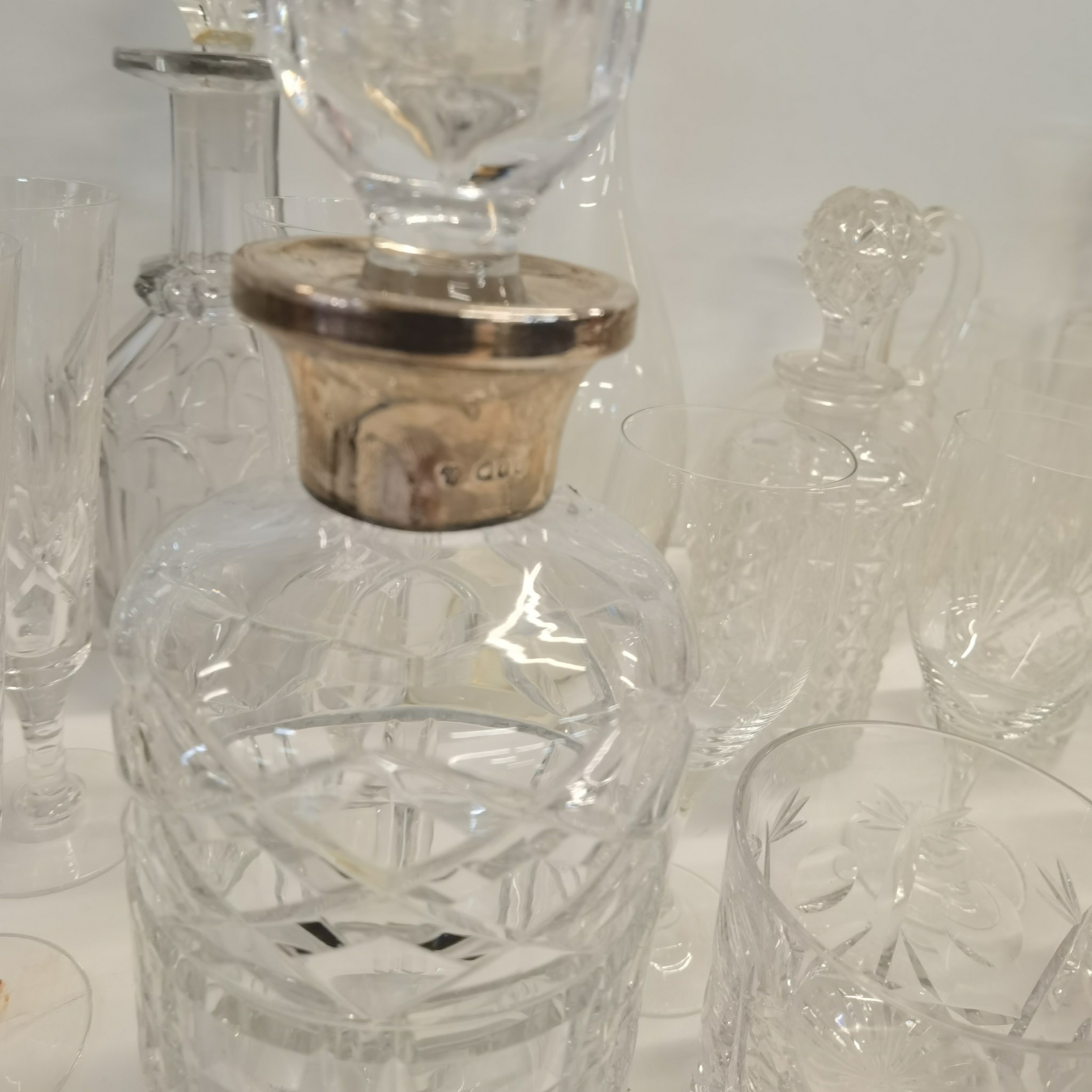 A mixed lot of glassware to include decanters, jugs, flutes and others A/F, together with a Wedgwood - Image 6 of 6