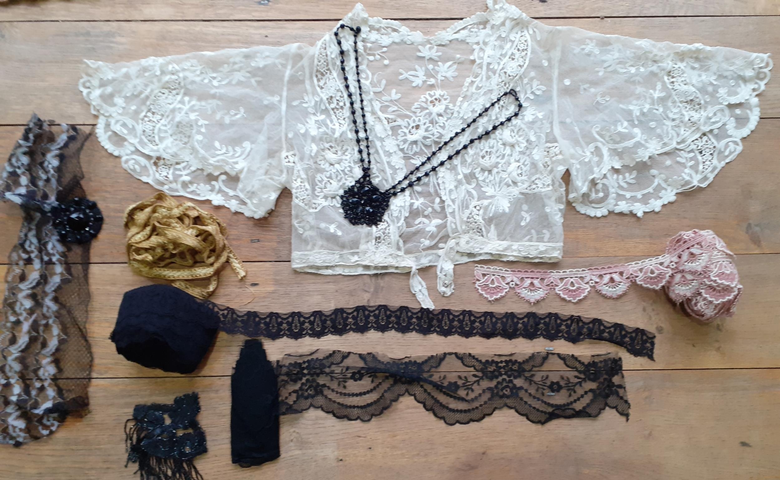 An early 20th Century ladies lace over-garment, 32" chest x14" long, having a machine-made button