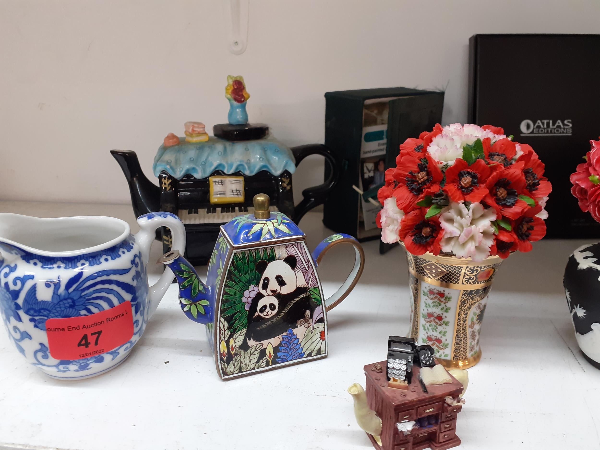 A mixed lot of household china and mixed collectables to include commemorative mugs, domestic - Image 4 of 7