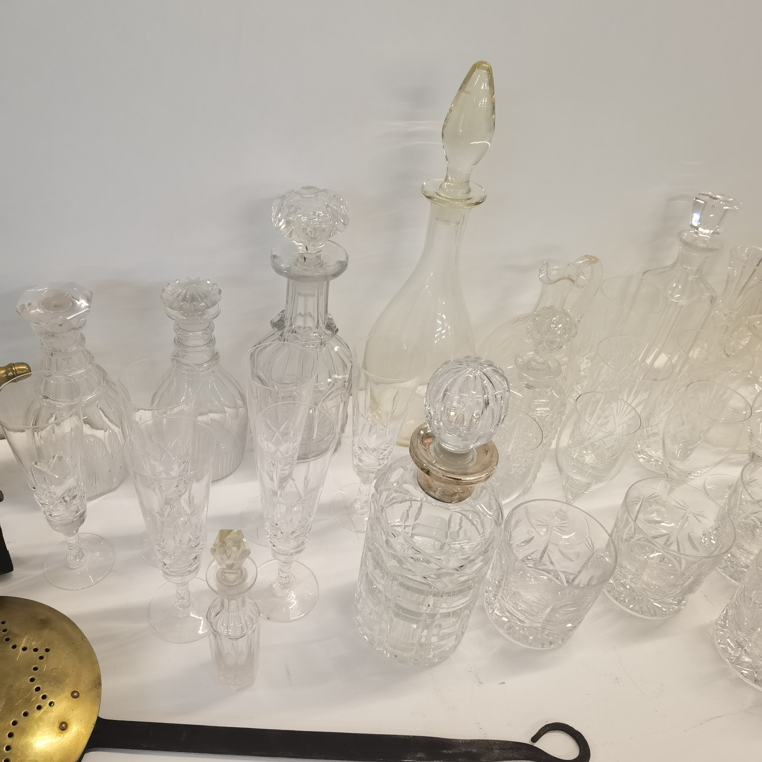 A mixed lot of glassware to include decanters, jugs, flutes and others A/F, together with a Wedgwood - Image 5 of 6