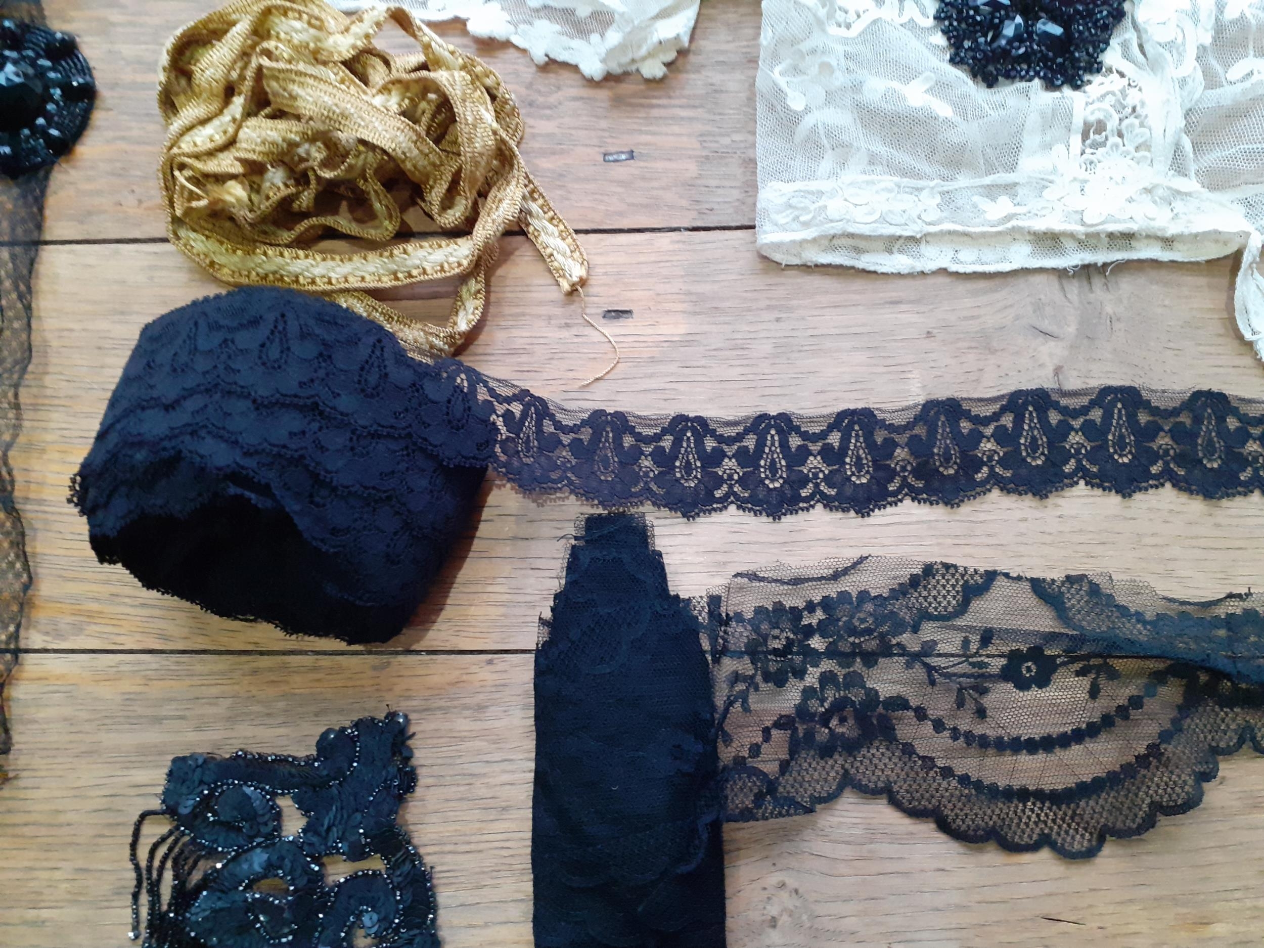 An early 20th Century ladies lace over-garment, 32" chest x14" long, having a machine-made button - Image 8 of 8