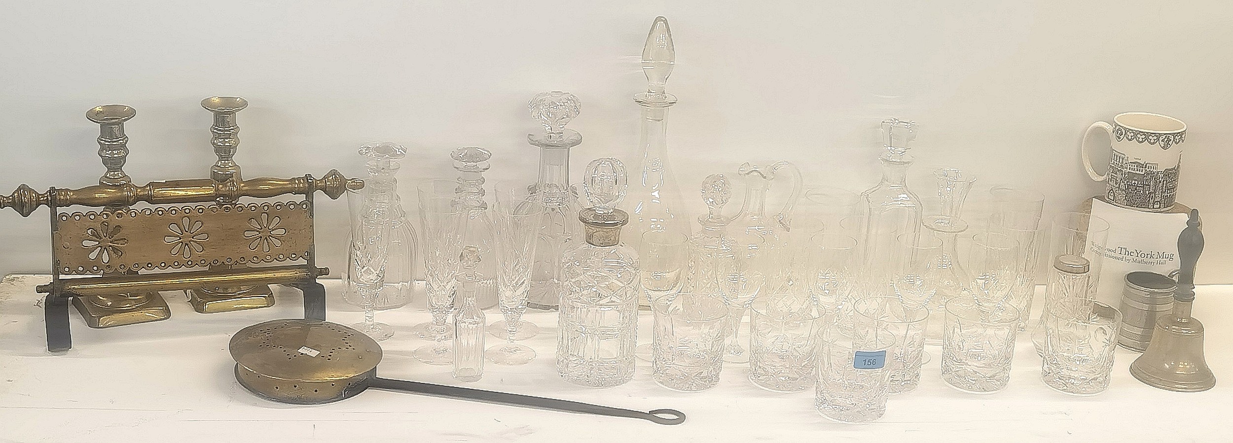 A mixed lot of glassware to include decanters, jugs, flutes and others A/F, together with a Wedgwood