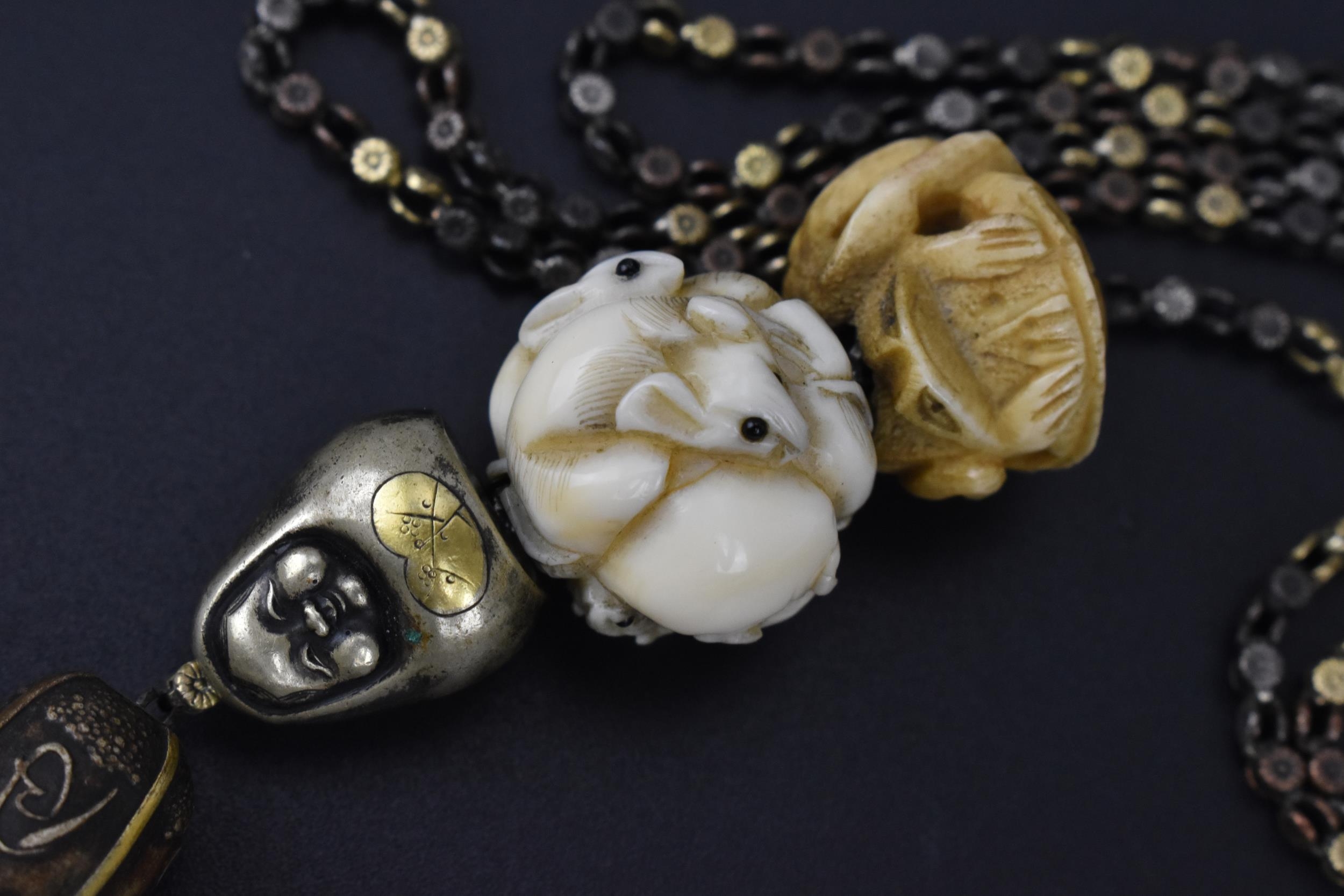 A 19th century Japanese ojime bead necklace, with carved ivory, bone, and metal ojimes, modelled - Bild 5 aus 7