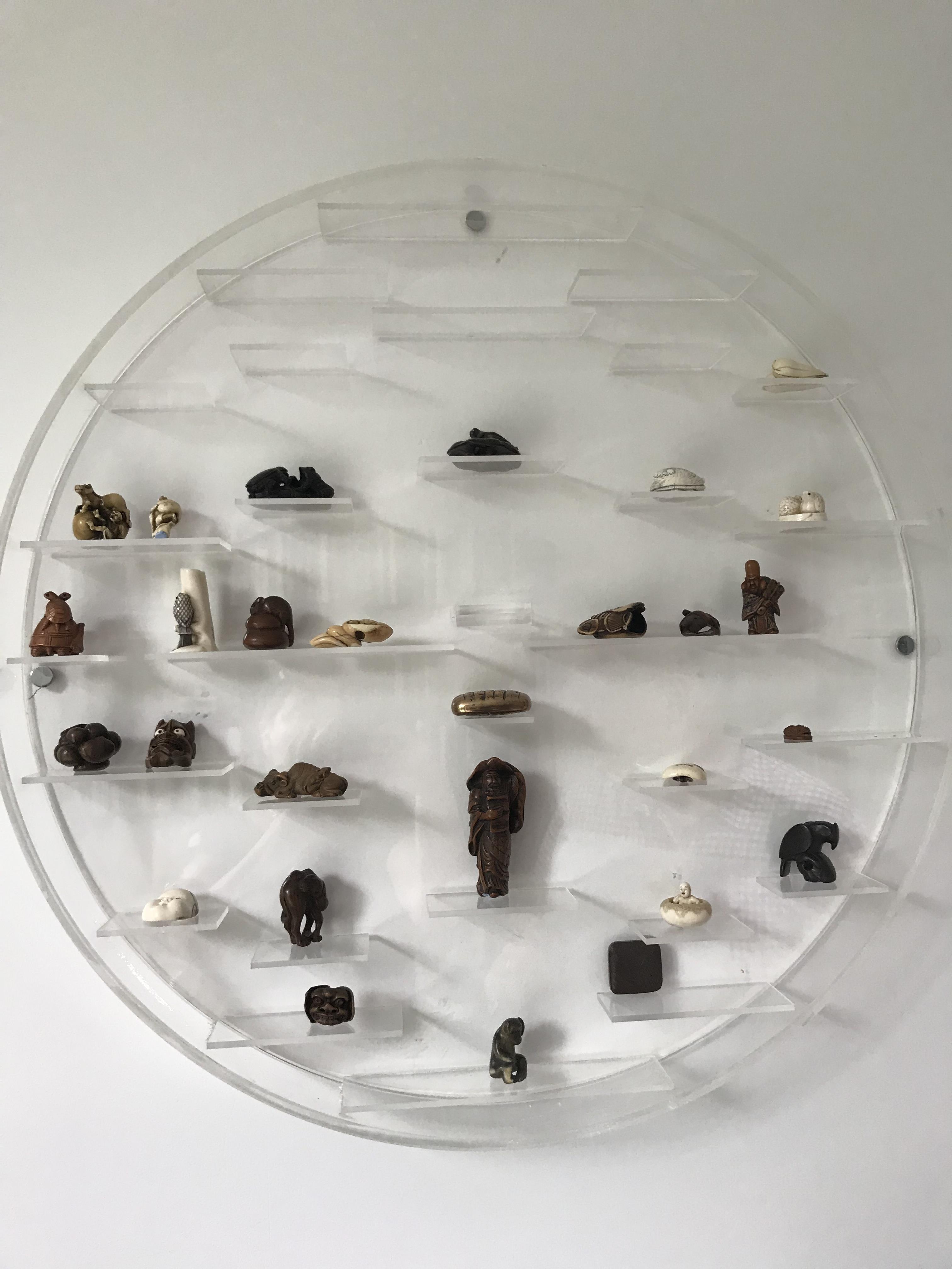 A Dauphin bespoke made clear Perspex netsuke wall hanging cabinet with numerous staggered shelves - Bild 5 aus 5