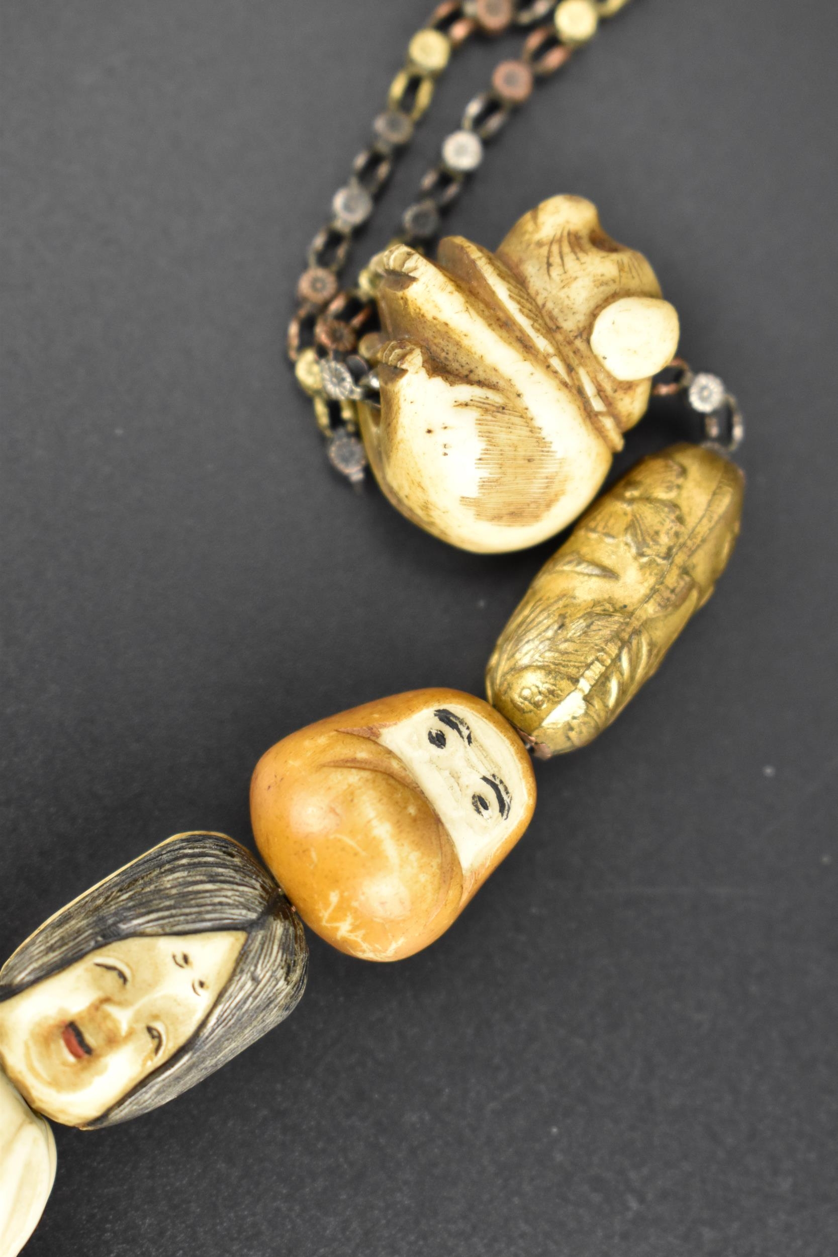 A 19th century Japanese ojime bead necklace, with carved ivory, bone, and metal ojimes, modelled - Bild 6 aus 7