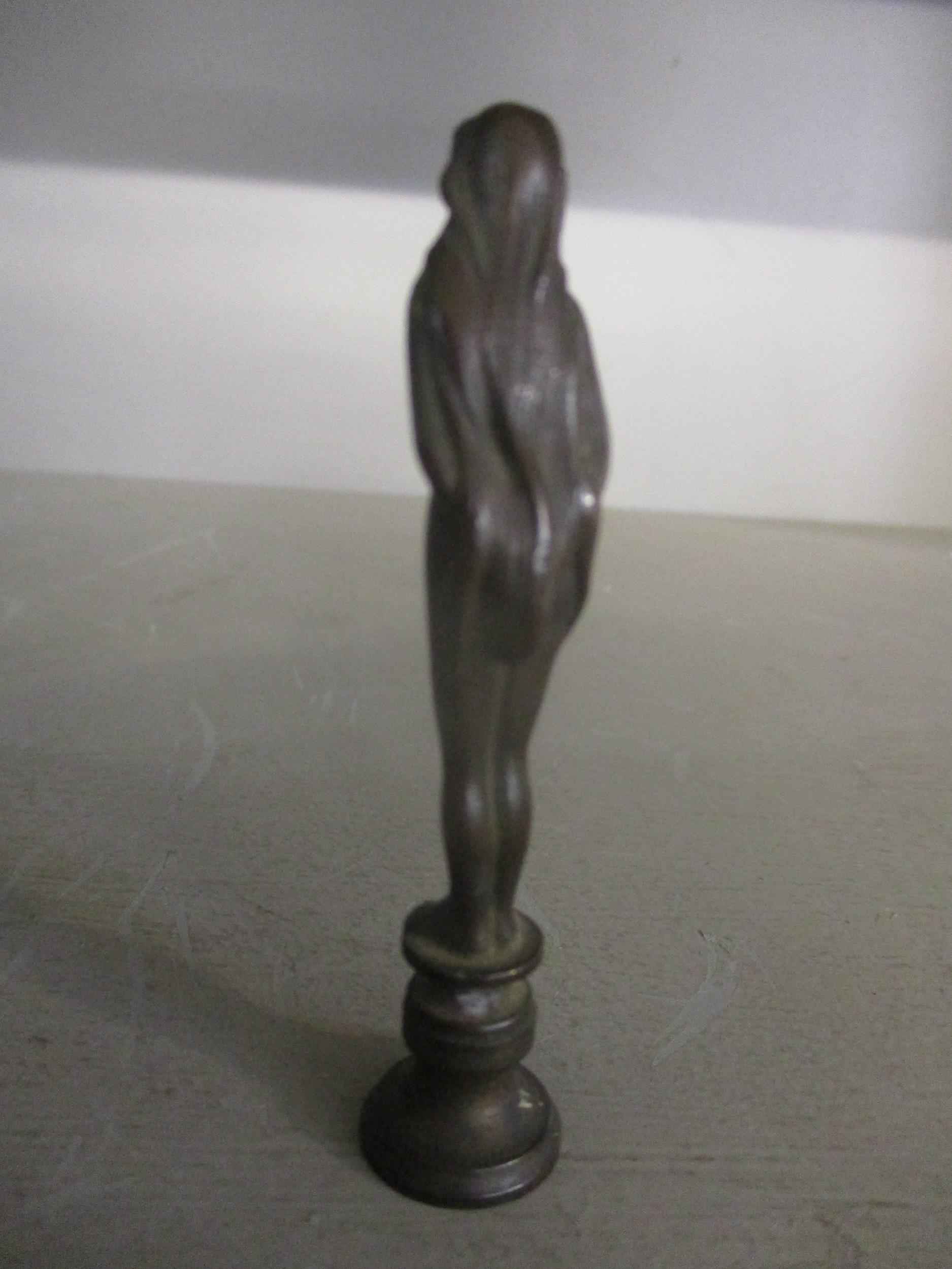An Art Nouveau patinated bronze desk seal in the form of a standing nude woman, engraved initials to - Bild 2 aus 3