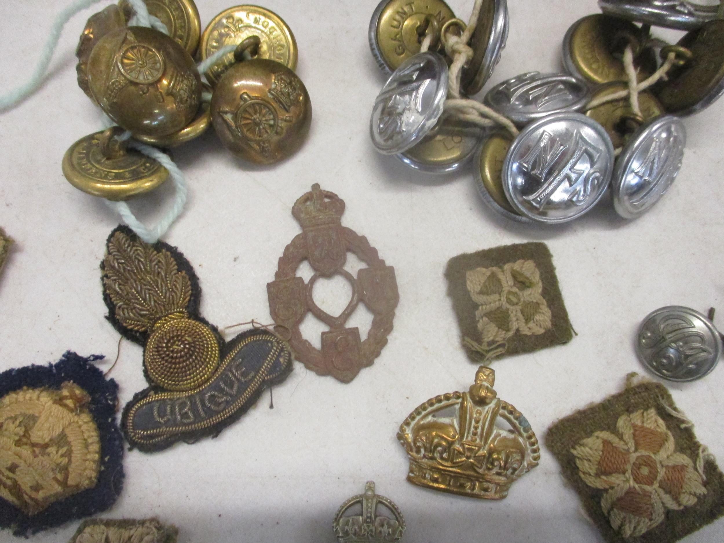 A quantity of military, fire service and coastguard buttons, cloth badges and ribbon bars and - Bild 5 aus 5