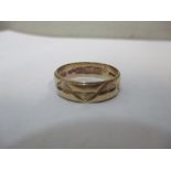 A 9ct gold band with engraved decoration, 3.3g