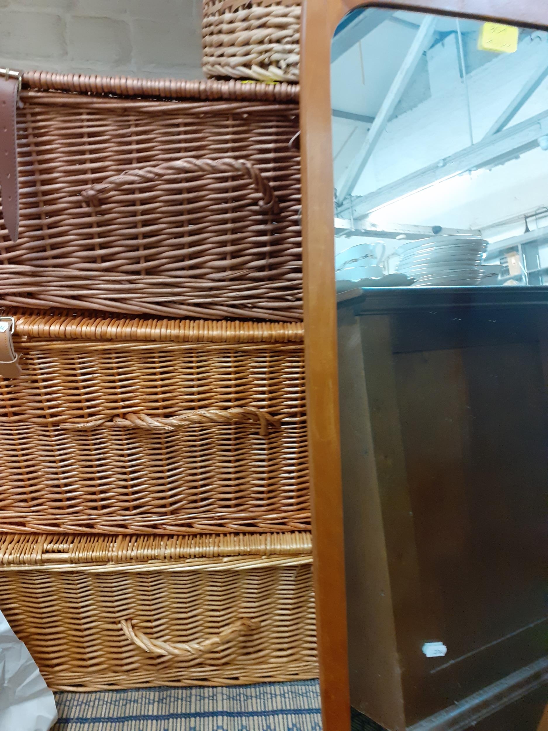 Mixed baskets to include large hampers, together with a teak wall mirror, Location: LWM - Bild 2 aus 2