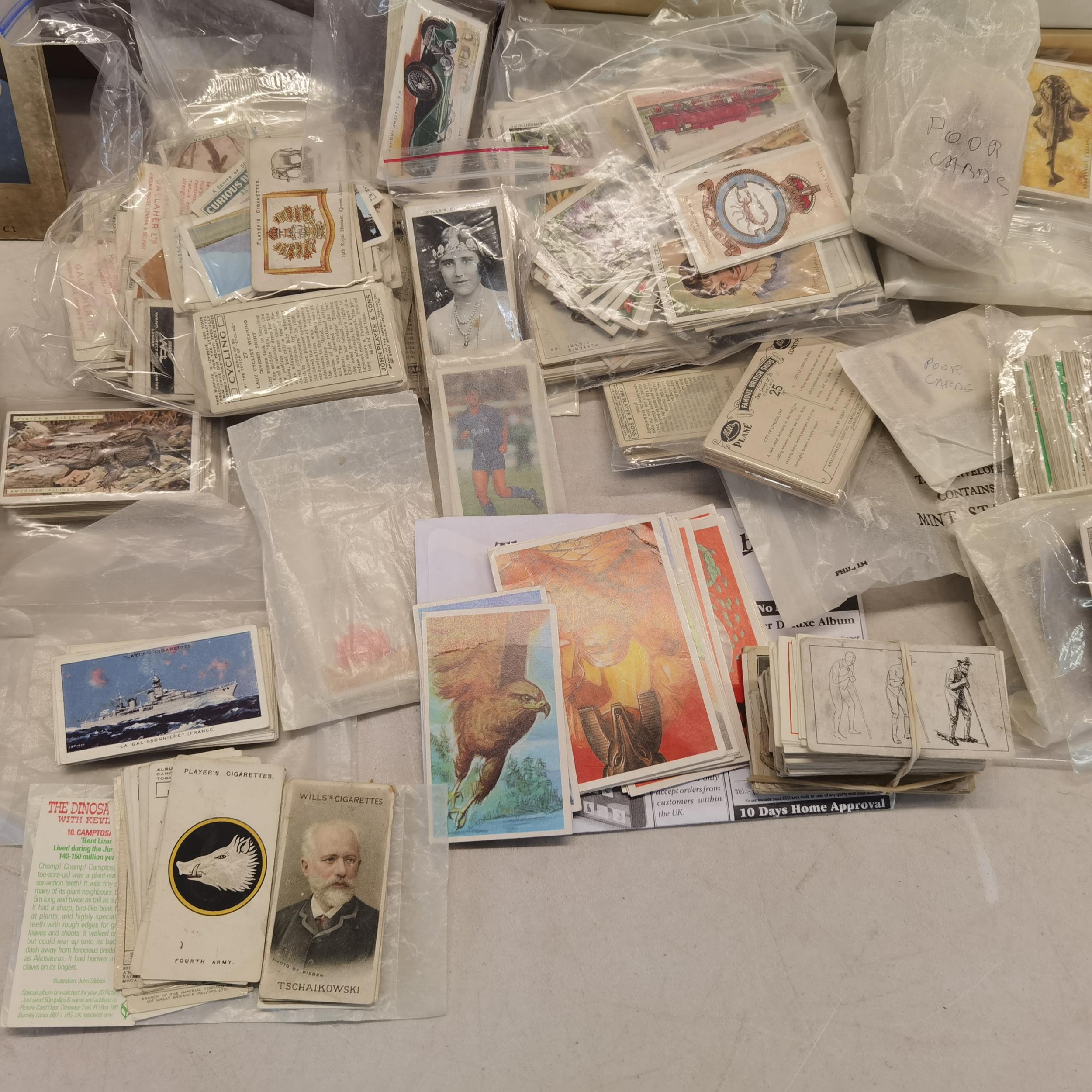 A selection of loose stamps, together with cigarette cards - Bild 2 aus 9