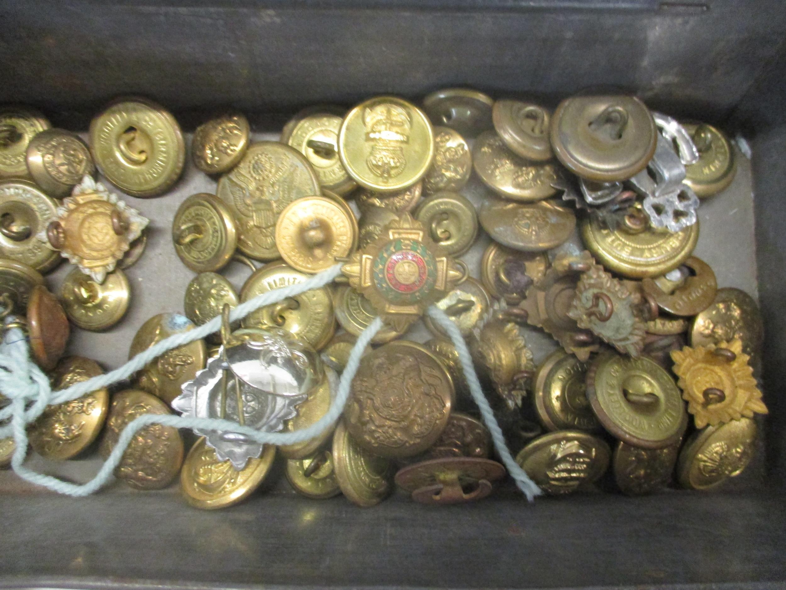 A quantity of military, fire service and coastguard buttons, cloth badges and ribbon bars and - Bild 3 aus 5