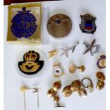 A group of military related badges, pin badges, buttons, single cufflinks A/F, a compact with Air