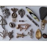 A quantity of vintage brooches to include a P&M gold tone brooch in the form of a pig, paste stone