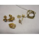A yellow gold coloured heart shaped wirework ring (stone deficient) and two pairs of Middle