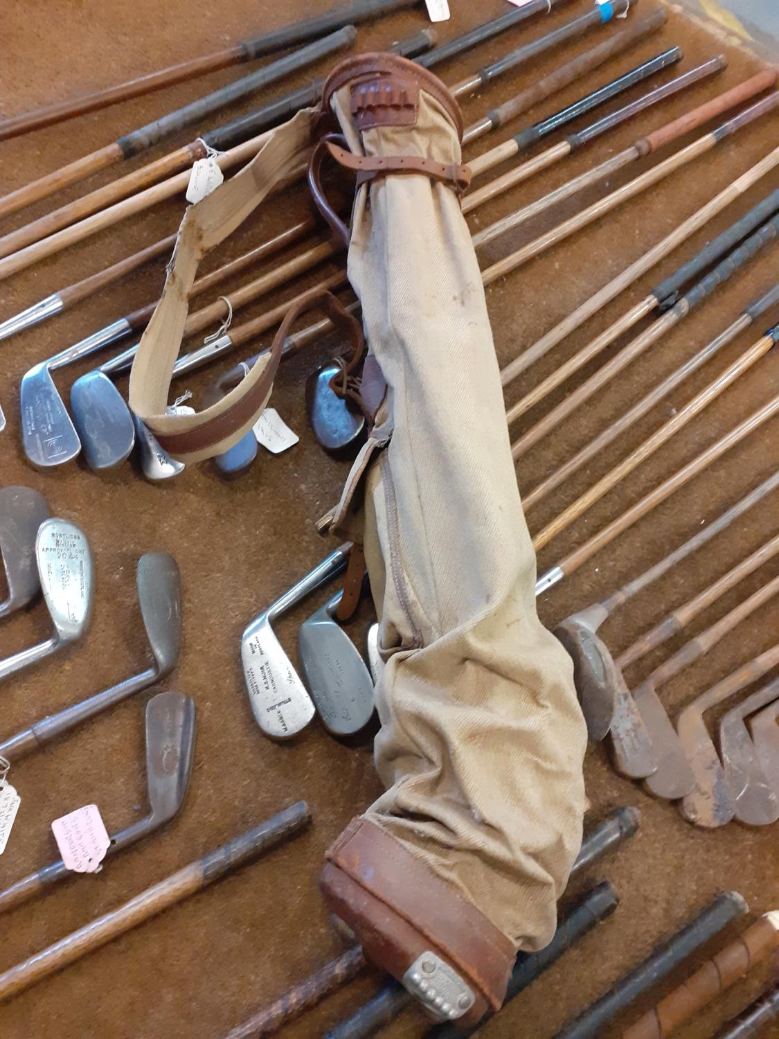 A quantity of vintage wooden and iron golf clubs to include an early 20th century Jack White, a - Image 9 of 9