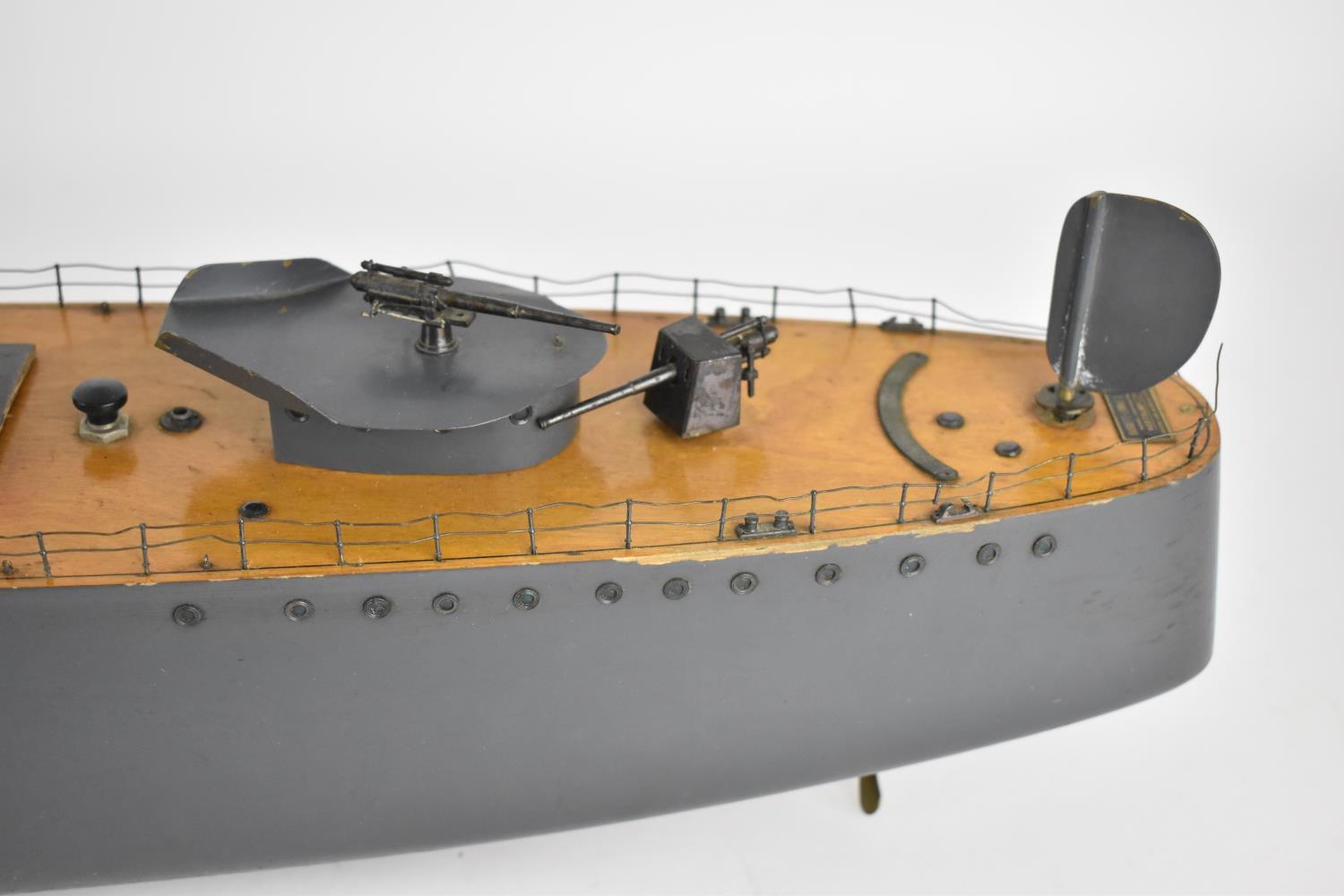 A large scale Bassett-Lowke model of a 1930s F7 class destroyer battleship, battery operated, wooden - Bild 5 aus 8