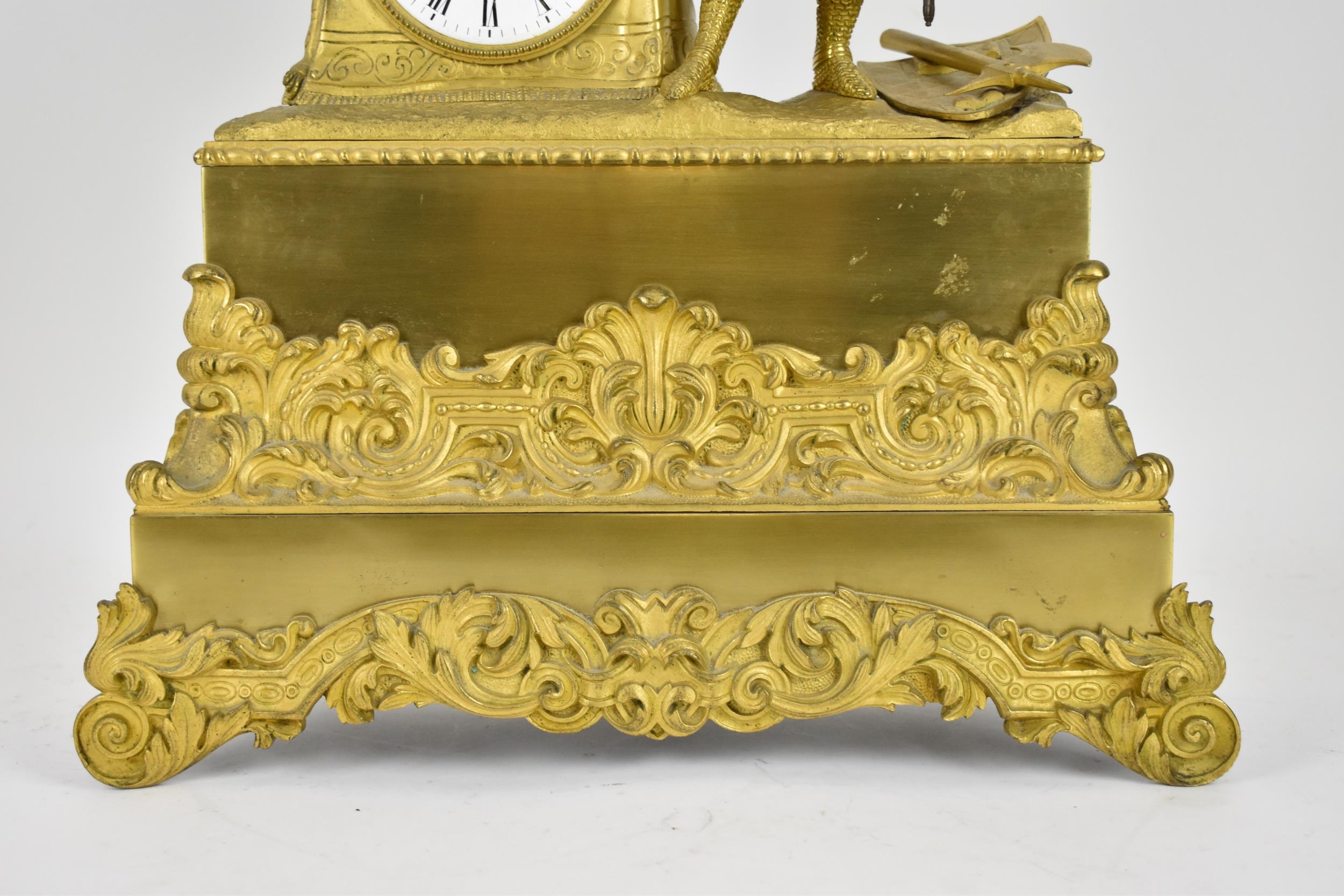 A 19th century French brass cased 8 day mantle clock, the case decorated with a figure, possibly - Bild 3 aus 9