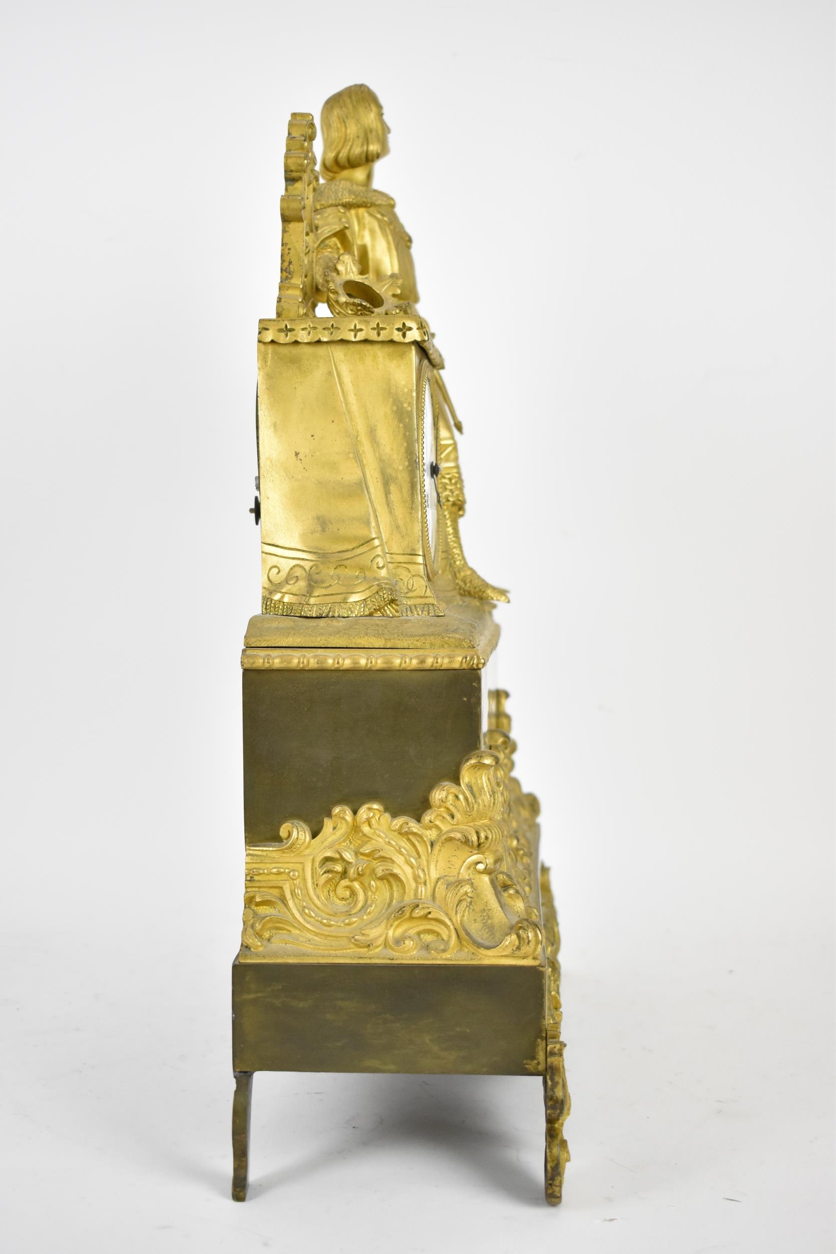 A 19th century French brass cased 8 day mantle clock, the case decorated with a figure, possibly - Bild 7 aus 9