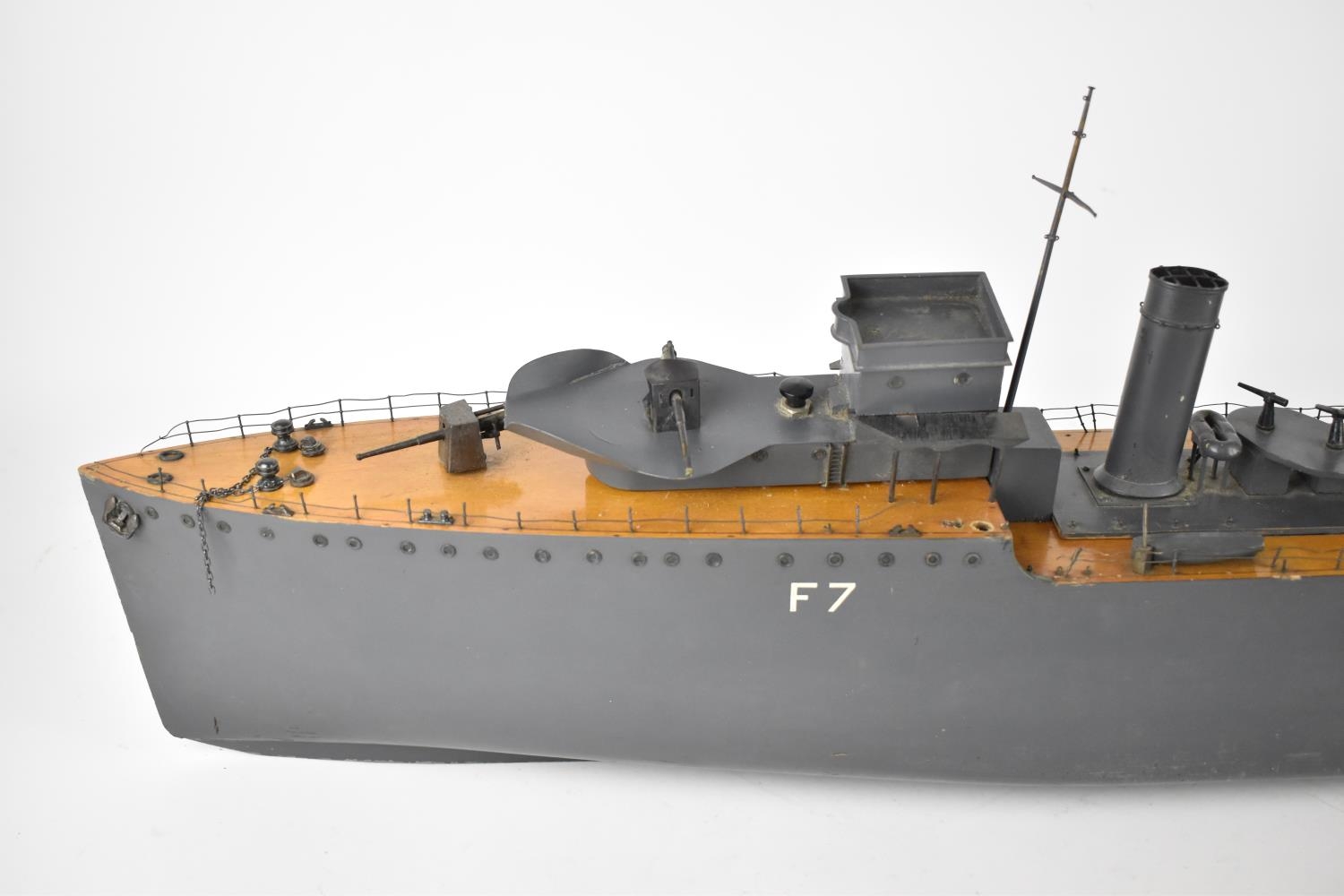 A large scale Bassett-Lowke model of a 1930s F7 class destroyer battleship, battery operated, wooden - Bild 2 aus 8