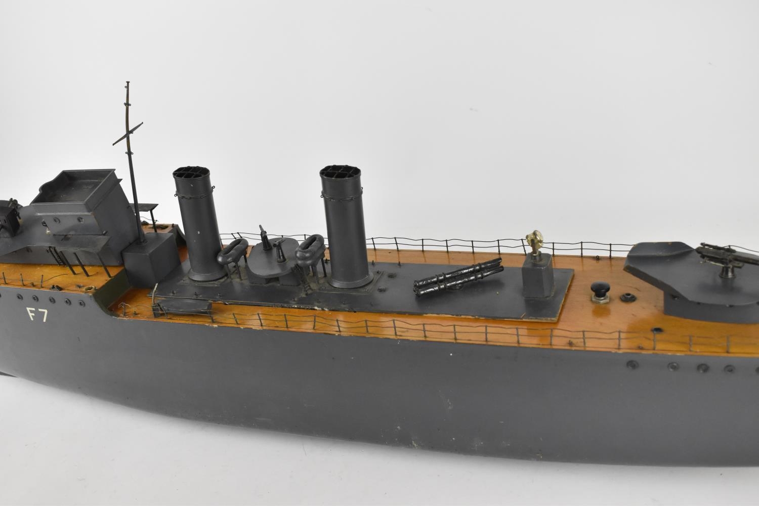 A large scale Bassett-Lowke model of a 1930s F7 class destroyer battleship, battery operated, wooden - Bild 4 aus 8