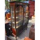 An early 20th century mahogany display cabinet having sausage and pea moulding, glazed doors above