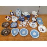 Twentieth Century ornaments to include Wedgwood Jasperware trinket dishes, two commemorative coin