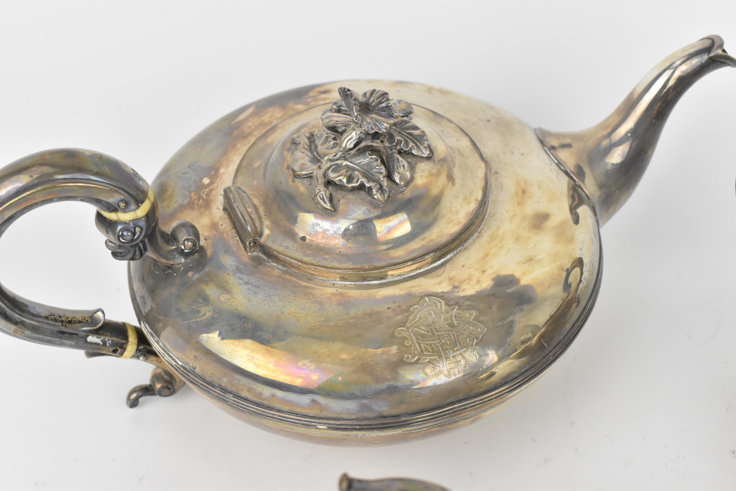 A late Georgian silver tea set by Charles Gordon, London 1834, comprising a teapot, twin-handled - Image 2 of 6